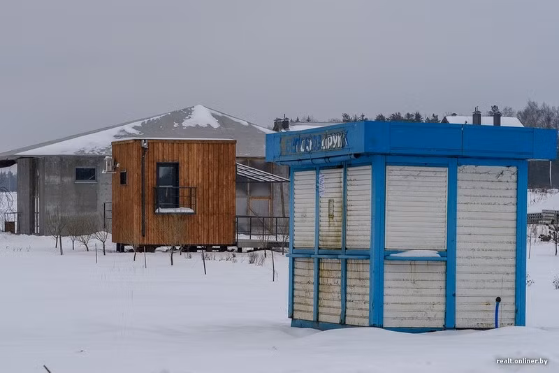 Một quầy hàng buôn bán nhỏ gần đó dường như rộng lớn hơn ngôi nhà của họ.