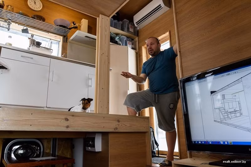 Chiếc máy giặt được đặt ngay dưới khu vực nhà bếp.