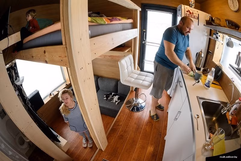 Họ sử dụng khí đốt thiên nhiên và điện để sưởi ấm cho ngôi nhà trong mùa đông lạnh giá.