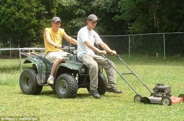 Có lẽ, đây là những thợ cắt cỏ kỳ cục nhất mà chúng ta từng thấy. (Nguồn ảnh: Daily Mail)