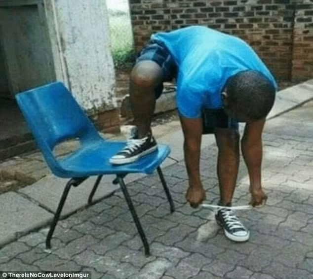 Hành động gác chân lên ghế chỉ khiến việc buộc dây giày còn lại của người đàn ông này khó khăn hơn.