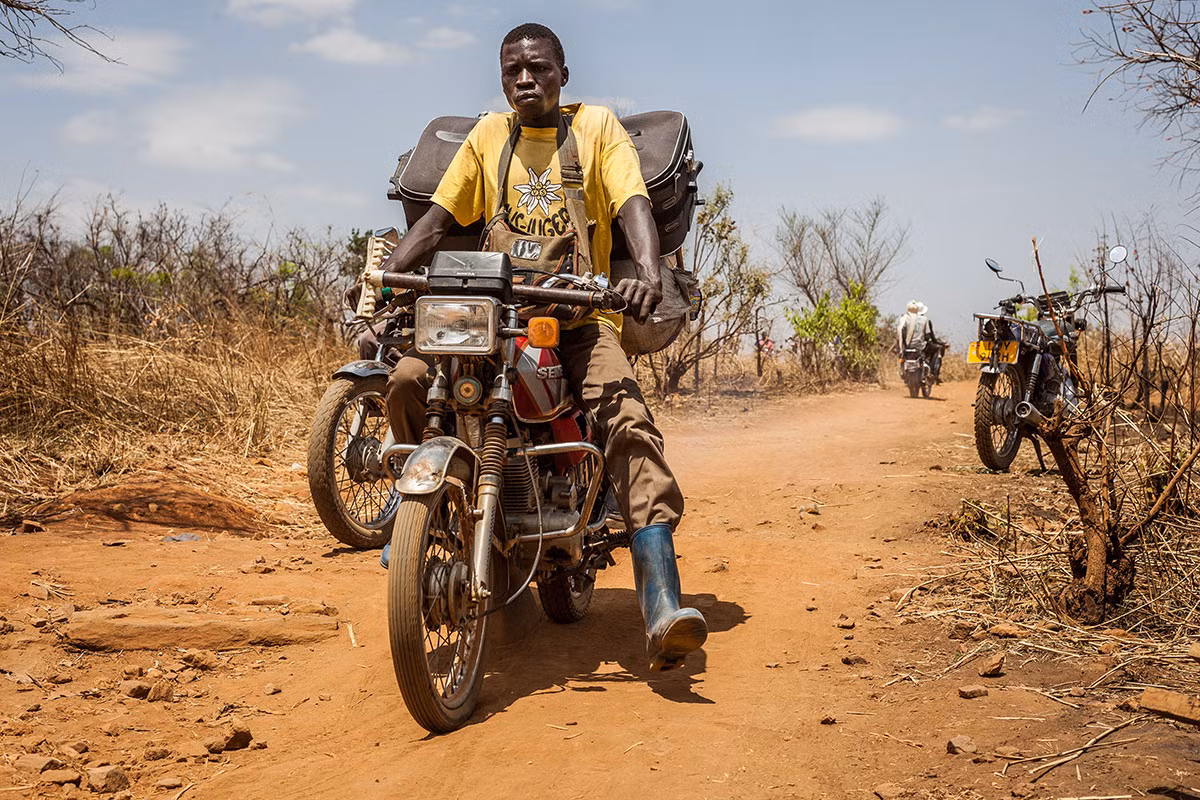 Nhiều người sử dụng xe máy, xe đạp chở hành lý, đồ gia dụng, vật nuôi,…sang bên kia biên giới.