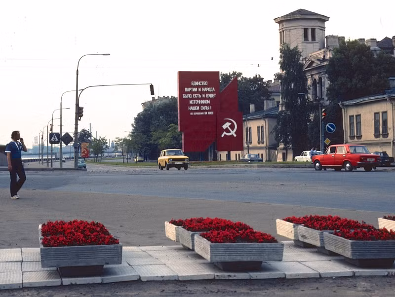 Con đường rộng rãi, sạch đẹp ở thành phố Leningrad năm 1984.