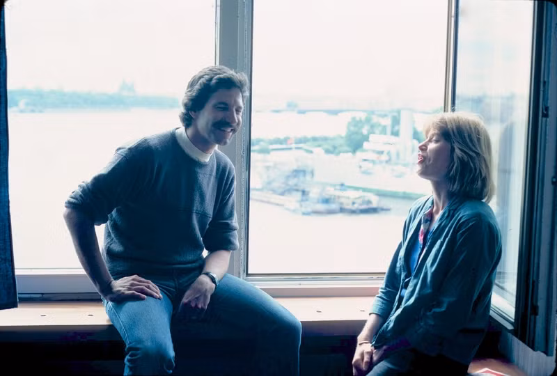 Mọi người vui vẻ trò chuyện với nhau trong lúc rảnh rỗi.