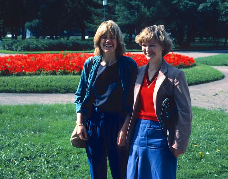 Hai người phụ nữ cười tươi trước ống kính của nhiếp ảnh gia người Mỹ.