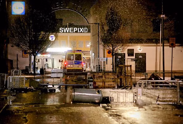 Đài truyền hình SVT đưa tin, cảnh sát đã phải bắn 5 phát súng cảnh cáo nhằm vào đám người quá khích này.