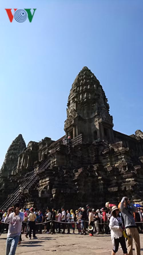 Du khách xếp hàng lên tháp để chiêm ngưỡng toàn cảnh.