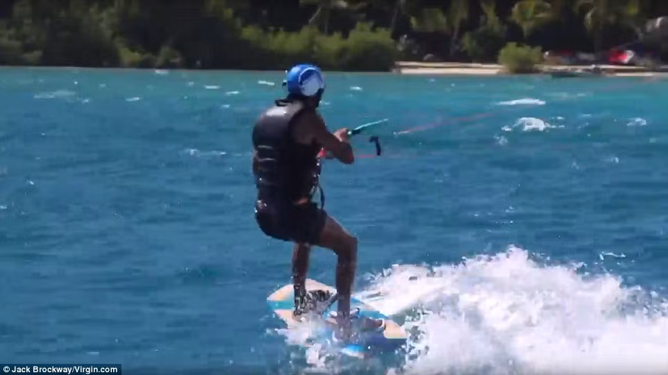 Trong ngày cuối cùng của kỳ nghỉ trên đảo, tỷ phú Branson và ông Obama (ảnh) thi xem ai có thể đứng được lâu hơn trên ván.