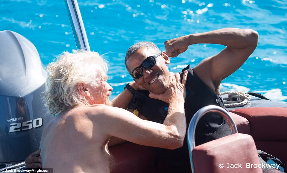Ông Obama và tỷ phú Branson, 66 tuổi, trò chuyện vui vẻ trên thuyền.