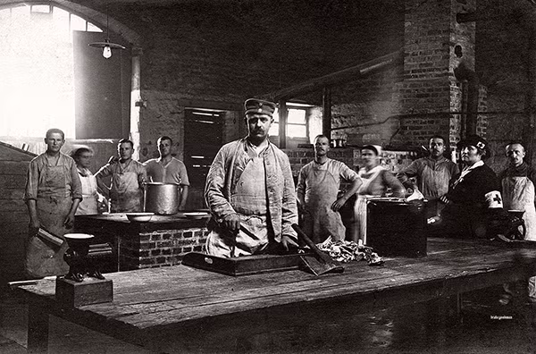 Bên trong nhà bếp của quân đội Đức trong thời kỳ Chiến tranh Thế giới thứ nhất. Bức ảnh được chụp vào năm 1917.