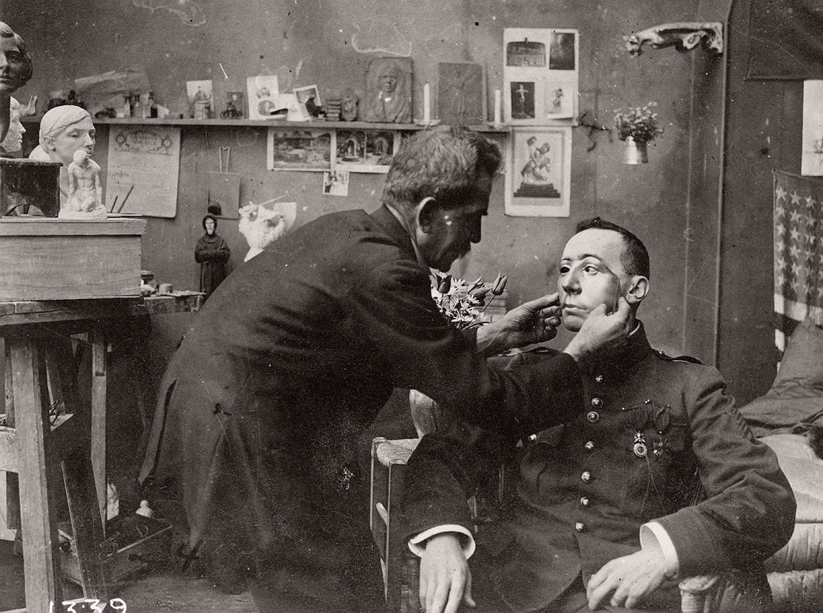 Người lính Pháp này phải đeo mặt nạ do gương mặt đã bị hủy hoại trong cuộc chiến tranh khốc liệt cách đây 100 năm về trước.