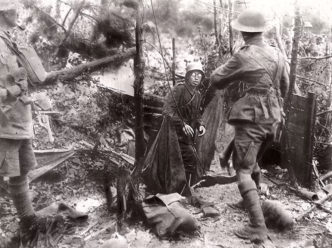 Bức ảnh được chụp vào thời gian và địa điểm chưa xác định trong thời kỳ Chiến tranh Thế giới thứ nhất diễn ra.