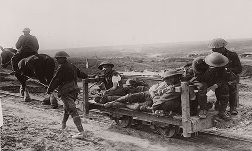 Một số binh sĩ Canada bị thương đang được đưa đi chữa trị.