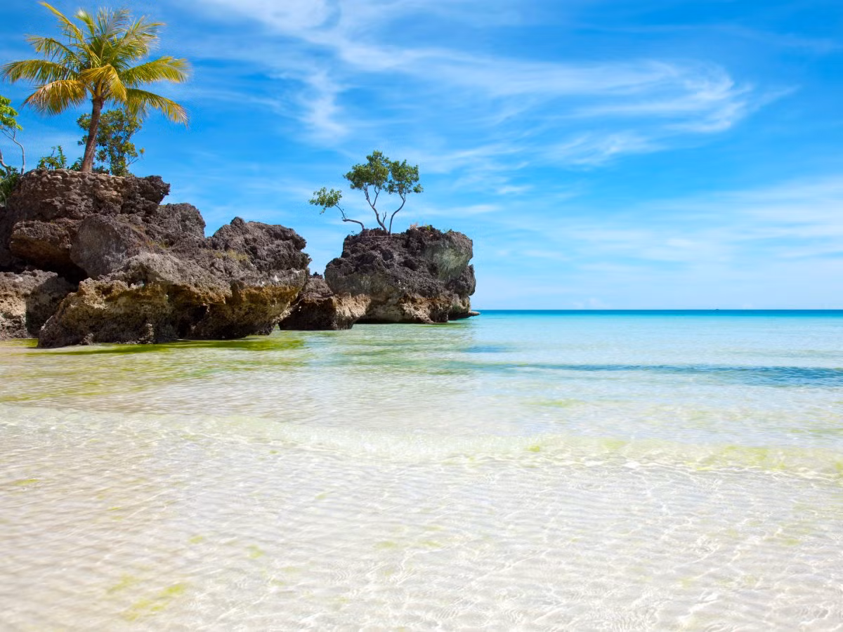 Cảnh hoàng hôn thơ mộng của bãi biển White ở đảo Boracay (Philippines) chắc hẳn sẽ làm say lòng du khách.