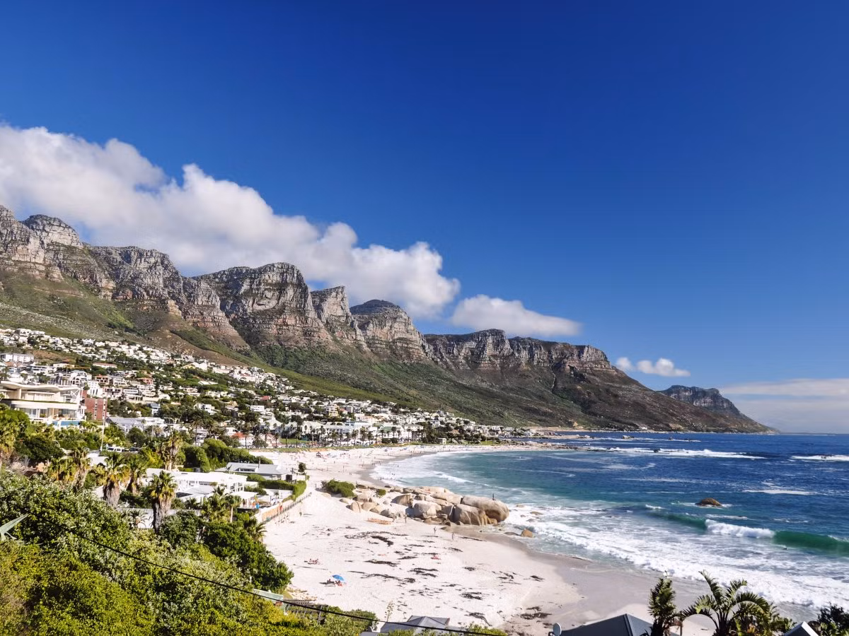 Những bãi biển ở Camps Bay, Cape Town (Nam Phi) có thể nói là điểm đến tuyệt vời cho những ai thích ngắm cảnh, lướt ván hay tiệc tùng,...