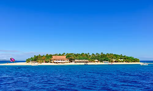 Cảnh đẹp như tranh vẽ ở đảo Beachcomber, Fiji. Bãi biển cát trắng nguyên sơ trên hòn đảo này chắc chắn sẽ đem lại những giây phút thư giãn thoải mái cho du khách.