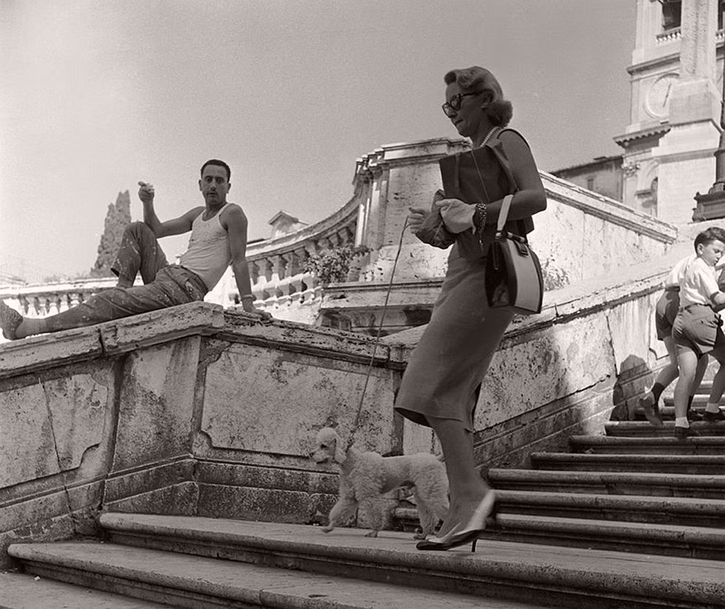 Một du khách Mỹ dắt thú cưng đi dạo ở thủ đô Rome của Italy năm 1955. (Nguồn ảnh: Vintage)