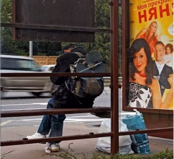 Người thanh niên sở hữu chiếc ba lô “độc, lạ”.