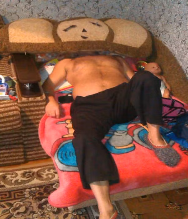 Thêm một hình ảnh hài hước được ghi lại: Kiểu ngủ “bá đạo” của một người đàn ông.