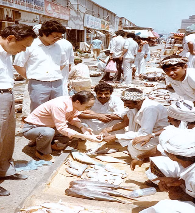 Người dân mua bán cá tại một khu chợ hồi những năm 1980.