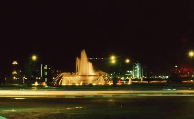 Một đài phun nước giữa khung cảnh lung linh về đêm ở Dubai.