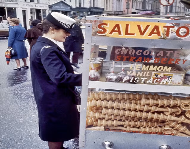 Người phụ nữ mua đồ tại một quầy hàng trên đường phố.