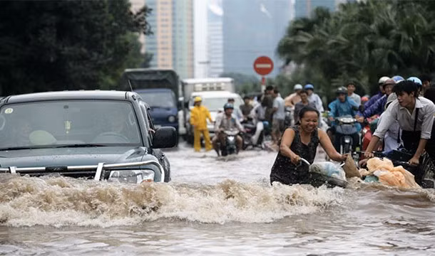 Do tác động của biến đổi khí hậu, lũ lụt và cháy rừng ngày càng xảy ra thường xuyên hơn.