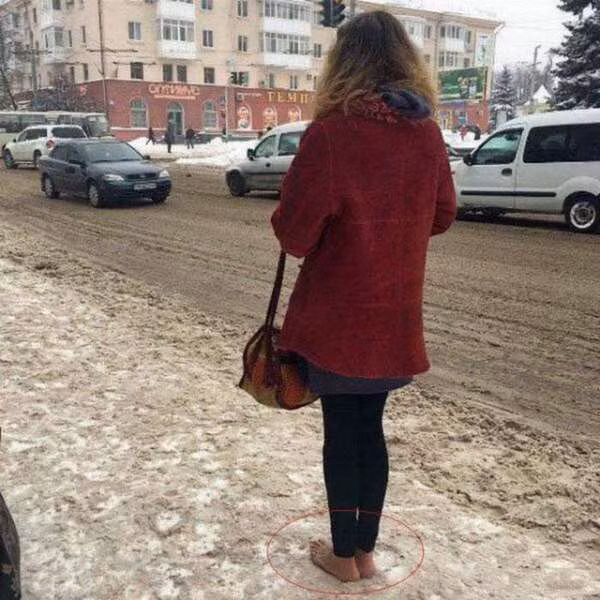 Cô gái chân trần đứng trên đường giữa tiết trời lạnh giá. (Nguồn ảnh: Defensive.info)