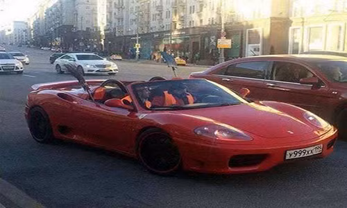 Thêm một bức hình đặc biệt chụp ở nước Nga: Các công nhân xây dựng đi siêu xe Ferrari.