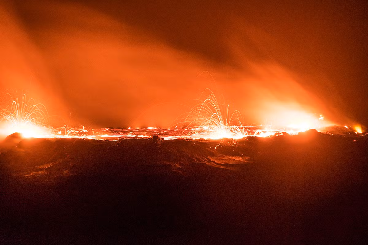 Khi nó không phun trào, người ta có thể đi bộ lên tới miệng “cổng địa ngục” này và ngắm nhìn hồ dung nham.