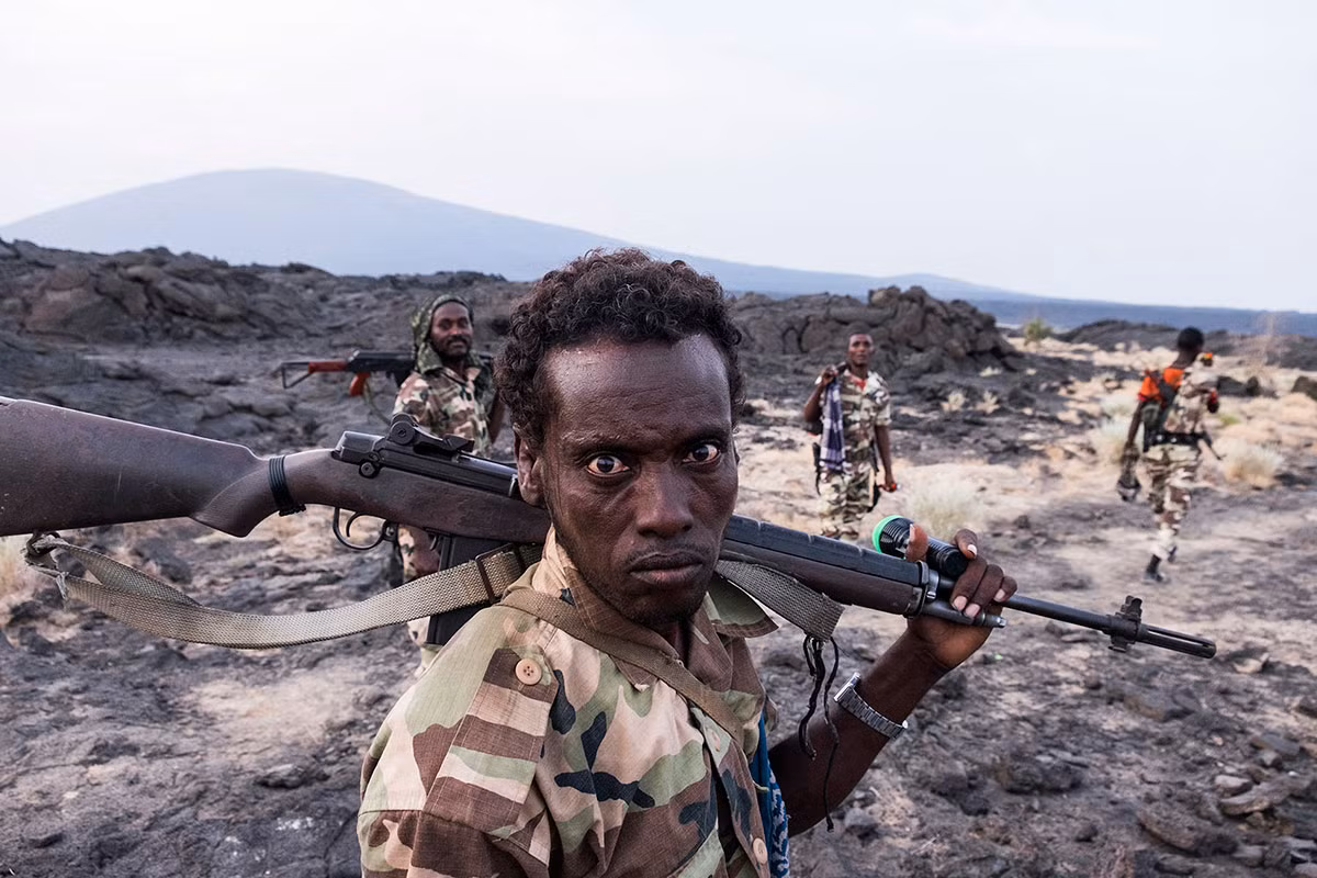 Các binh sĩ trở về căn cứ vào lúc bình minh sau khi tuần tra khu vực xung quanh núi lửa.