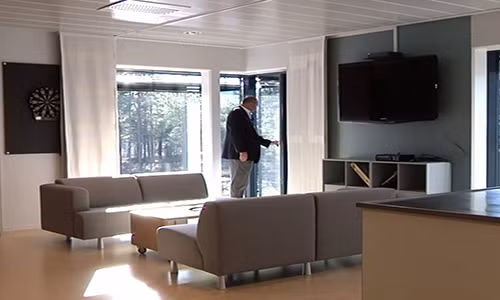 Bên trong một căn phòng phục vụ nhu cầu giải trí. Tù nhân có thể chơi game hoặc xem DVD ở đây.