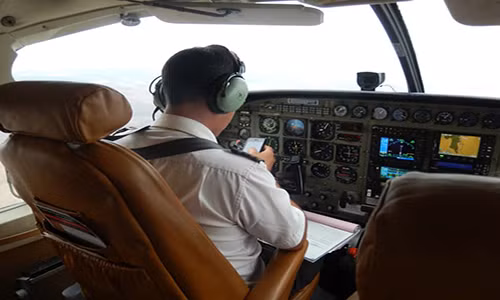 Phi công chuyến bay JQ57 của hãng hàng không JetStar đã suýt giết chết toàn bộ hành khách trên máy bay do anh này nhắn tin điện thoại trong lúc chuẩn bị hạ cánh máy bay. Ảnh: The Richest.