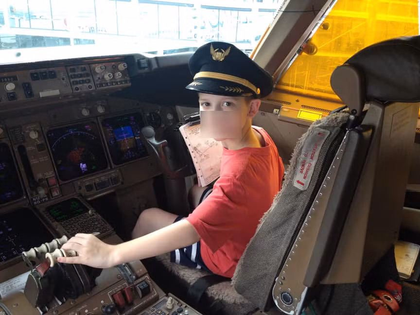 Vào ngày 28/9/1994, phi công người Nga Yaroslav Kudrinsky đã có một hành động “điên rồ” khi cho phép hai con nhỏ của mình vào buồng lái máy bay và ngồi lên ghế dành cho phi công, cơ phó. Do hai đứa trẻ nghịch các nút điều khiển nên chiếc phi cơ đã gặp sự cố khiến toàn bộ 75 người trên chuyến bay ngày hôm đó thiệt mạng. Ảnh: The Richest.