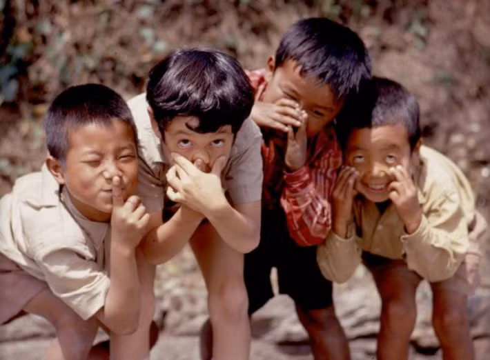 Hoàng tử Palden hồi còn nhỏ (thứ hai từ trái sang) làm mặt xấu cùng các bạn hồi tháng 5/1971.