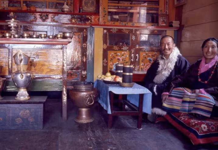 Rinchen Namgyal Lachungpa và vợ của ông ngồi trong nhà ở Lachung, Sikkim.