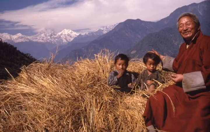 Shinglay Lama và những người cháu của ông ngồi trên đống cỏ khô gần Singhik ở Vương quốc Sikkim trên dãy Himalaya hồi tháng 1/1969.