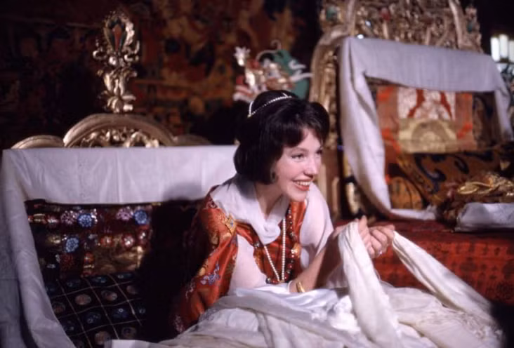 Hoàng hậu Sikkim nhận chiếc khăn quàng cổ trắng truyền thống trong lễ đăng quang hồi tháng 4/1965.