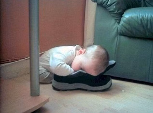 Chiếc giày của ông bố bất đắc dĩ trở thành... gối ngủ cho con.