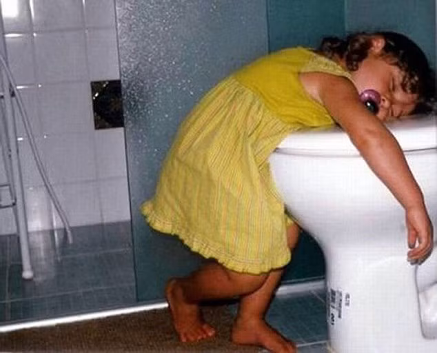 Cô bé không thể cưỡng lại cơn buồn ngủ khi đi vào nhà vệ sinh.