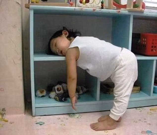 Báo Daily Mail (Anh) đăng tải loạt ảnh hài hước về những pha ngủ gật đáng yêu của trẻ nhỏ.