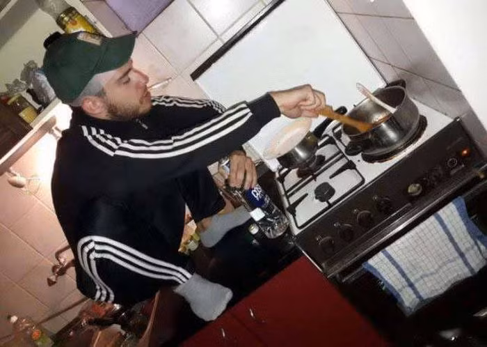 Tư thế ngồi “bá đạo” của một nam thanh niên khi nấu ăn.