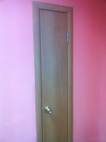 Cánh cửa ra vào của căn phòng này có kích thước nhỏ hơn hẳn so với bình thường.