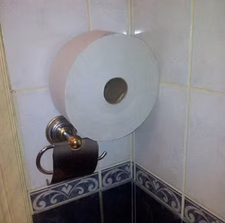 Cuộn giấy vệ sinh khổng lồ.
