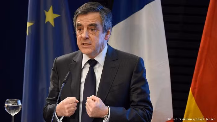 Cụ thể, ông François Fillon bị nghi đã tạo việc làm giả cho vợ con trong thời gian làm nghị sĩ. Theo kết quả thăm dò dư luận của IFOP, ông Fillon chỉ giành được 18,5% số phiếu ủng hộ trong vòng một cuộc bầu cử Tổng thống Pháp sắp tới. Ảnh: DW