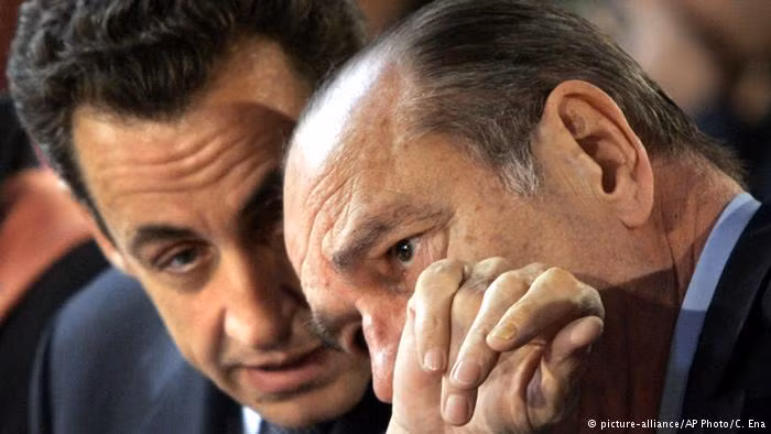 Tuy nhiên, cựu Thủ tướng Fillon bác bỏ những cáo buộc trên và lên án đây là một âm mưu nhằm hạ uy tín của ông. Từ vị trí dẫn đầu, ông Fillon hiện tụt xuống vị trí thứ ba. Cuộc bầu cử Tổng thống Pháp vòng hai vào ngày 7/5/2017 có thể sẽ là "đấu trường" dành cho hai ứng viên Emmanuel Macron và bà Le Pen. Ảnh: DW