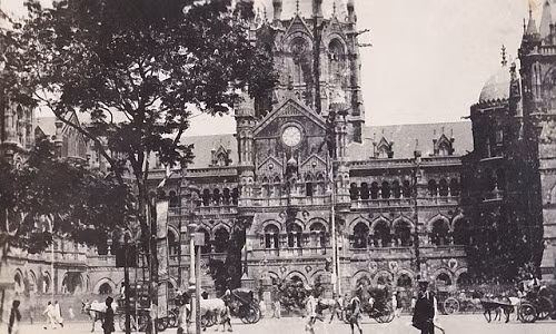 Nhà ga xe lửa Chhatrapati Shivaji Terminus ở thành phố Mumbai, Ấn Độ, năm 1935. Được biết, công trình này do một kiến trúc sư người Anh xây dựng.