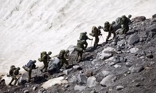 Các binh sĩ Nga được huấn luyện để có thể chiến đấu trong mọi loại địa hình như vùng núi hay sa mạc,… (Nguồn ảnh: Sputnik)