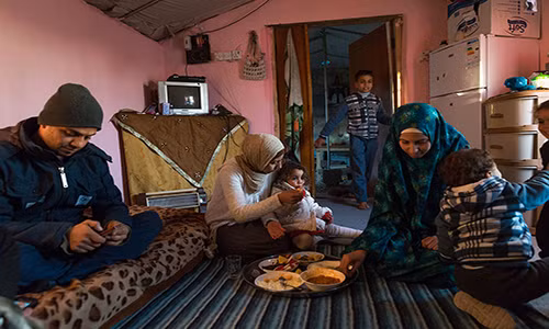 Gia đình Mahmoud sống trong căn phòng chật chội ở Baharka.