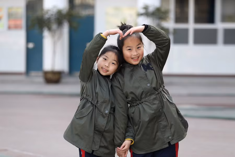 Hai chị em sinh đôi Peng Yuetong và Peng Yueke đang học lớp 3 trong ngôi trường tiểu học đặc biệt ở tỉnh Hồ Bắc.
